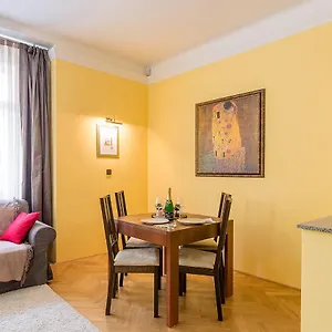 Apartment In Heart Of Prague - 2Br 2Ba Elegant Downtown Apt, Prague